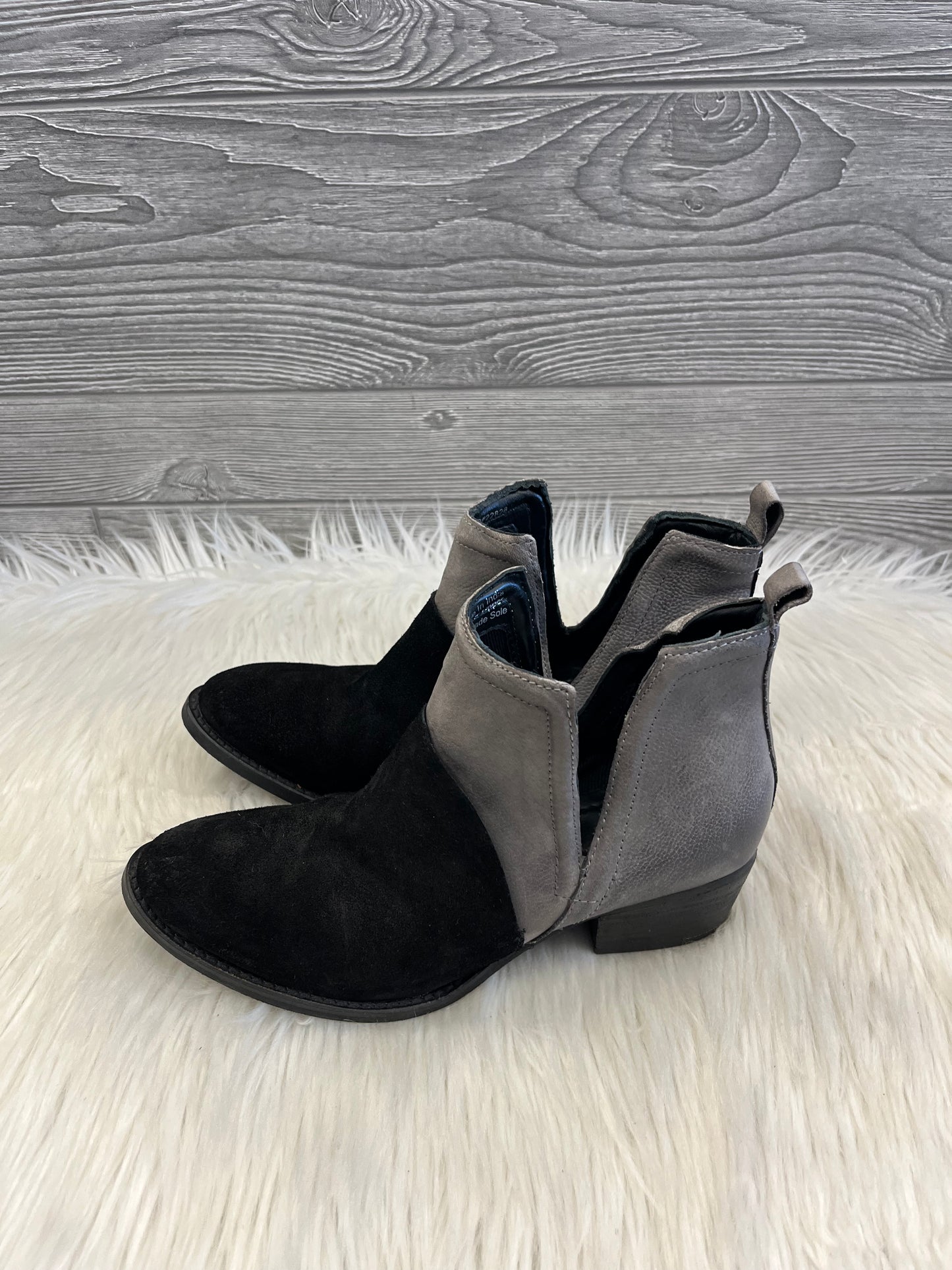 Boots Ankle Flats By Clothes Mentor In Black, Size: 8.5