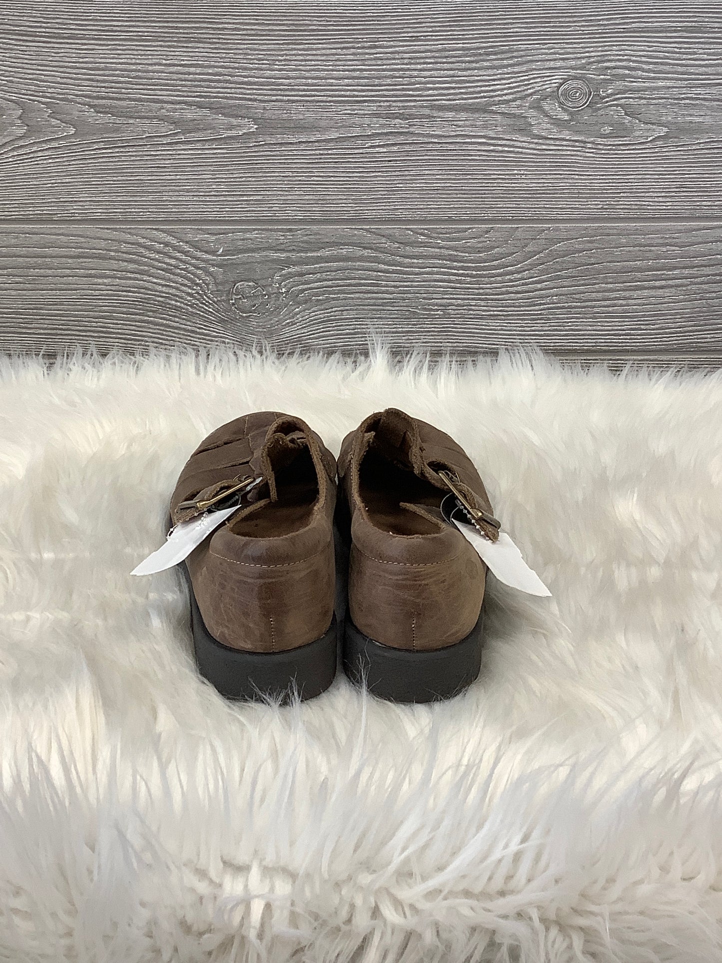Sandals Flats By Clothes Mentor In Brown, Size: 7
