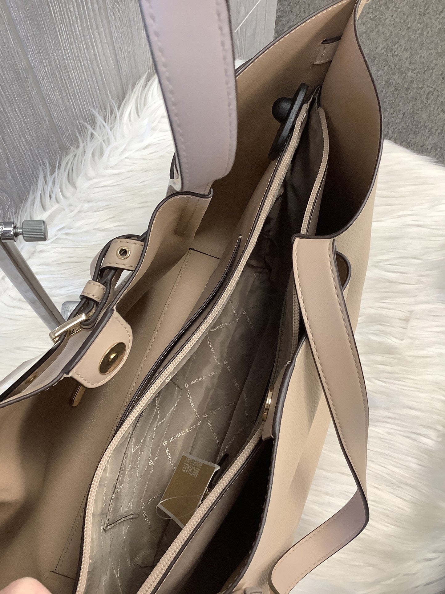 Handbag Designer By Michael Kors Size: Medium