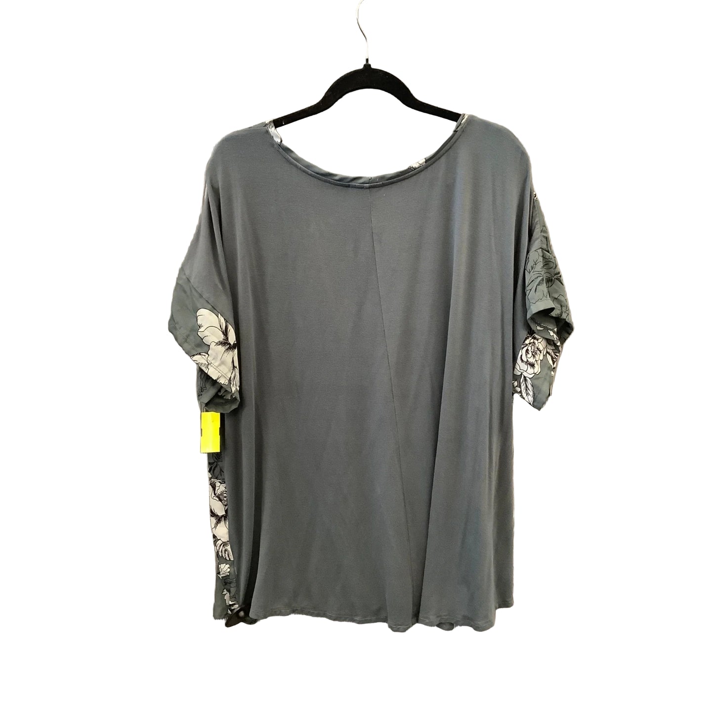 Top Short Sleeve By Maurices In Grey, Size: 3x
