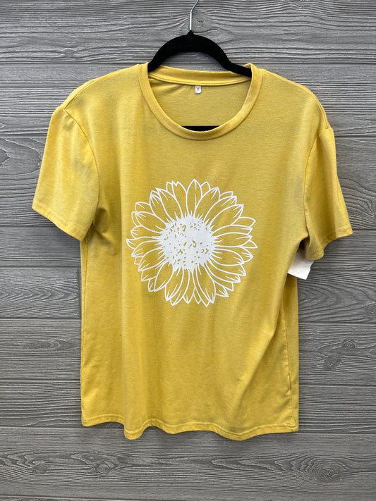 Top Short Sleeve By Clothes Mentor In Yellow, Size: M