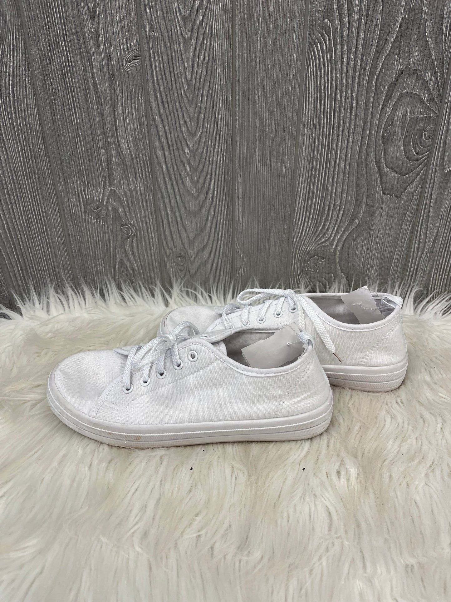 Shoes Sneakers By Cmf In White, Size: 9