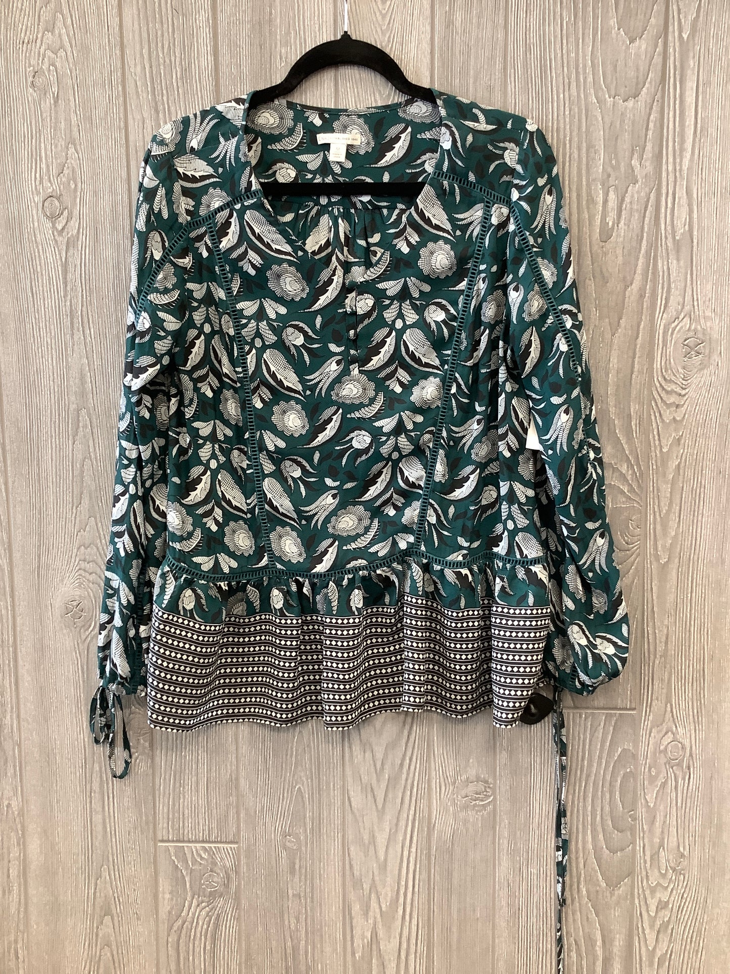 Top Long Sleeve By Cato In Green, Size: M