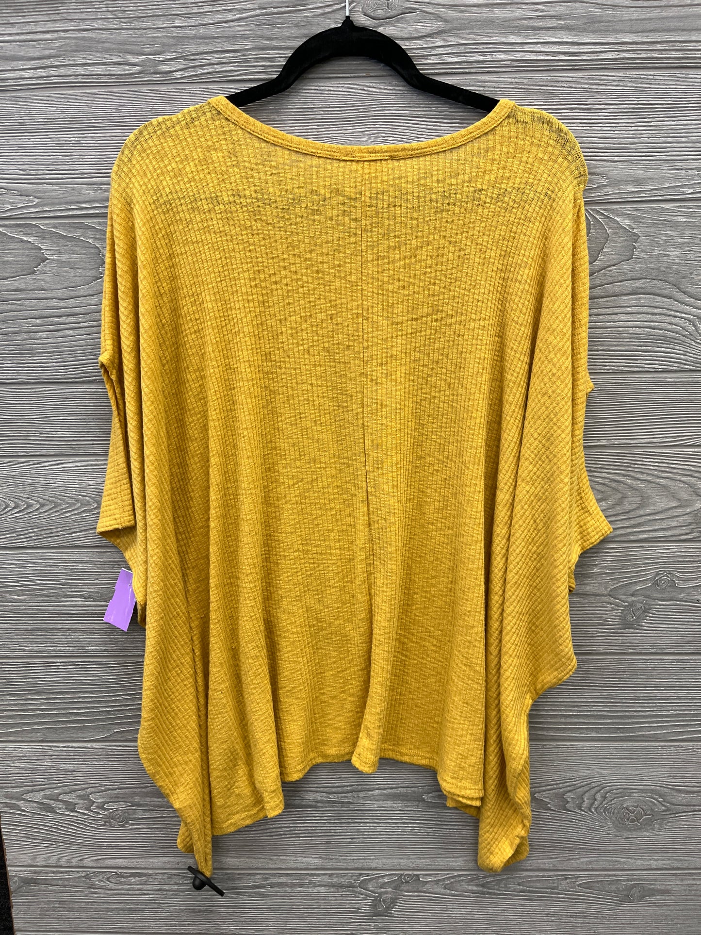 Top Short Sleeve By Clothes Mentor In Yellow, Size: M