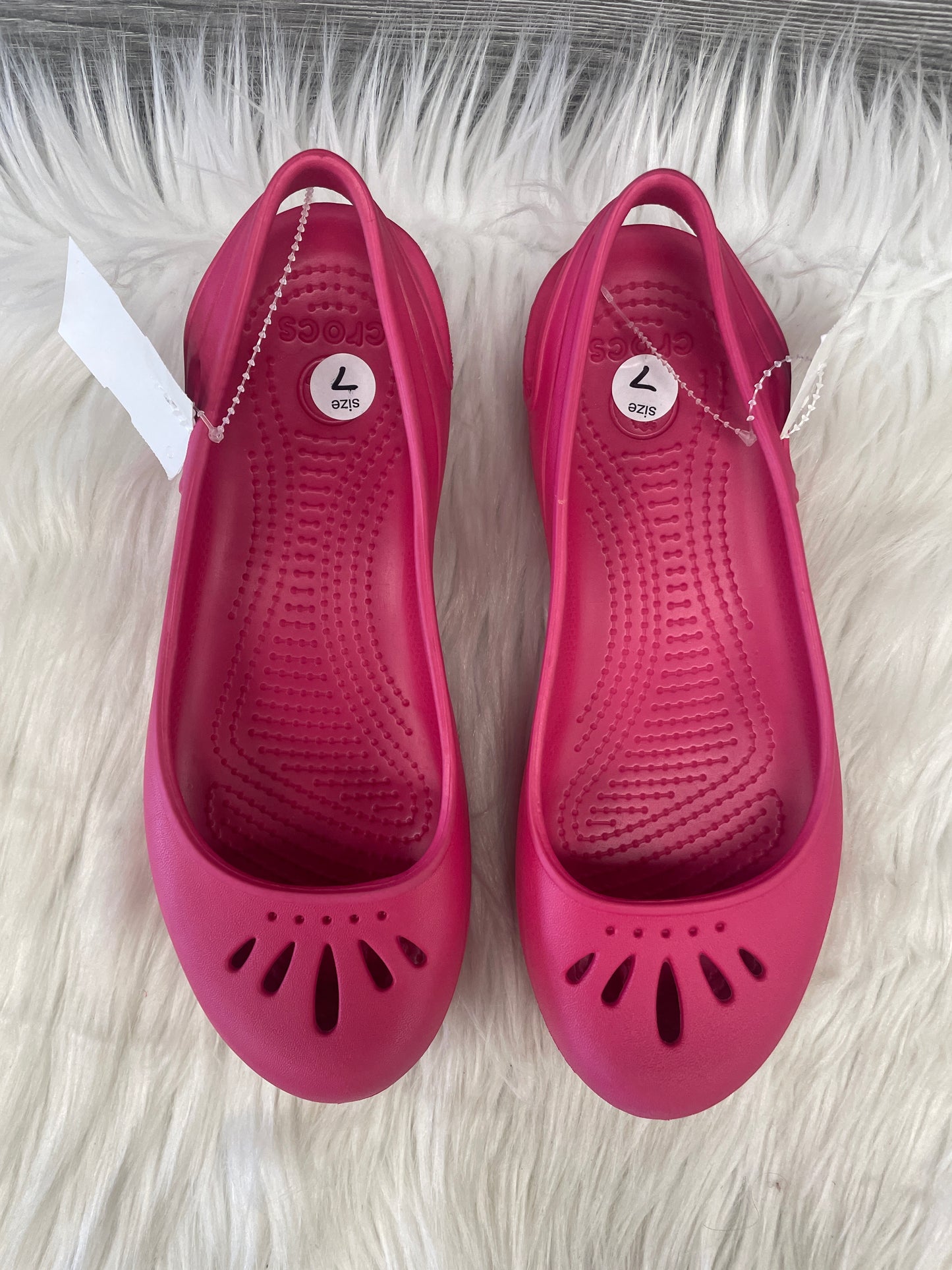 Sandals Flats By Crocs In Pink, Size: 7