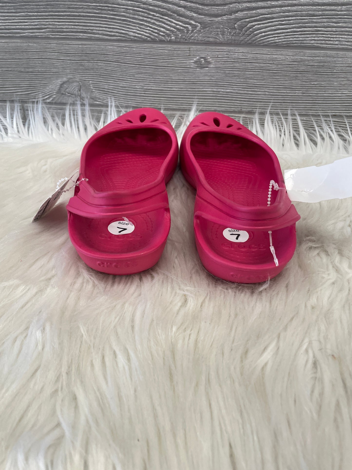 Sandals Flats By Crocs In Pink, Size: 7