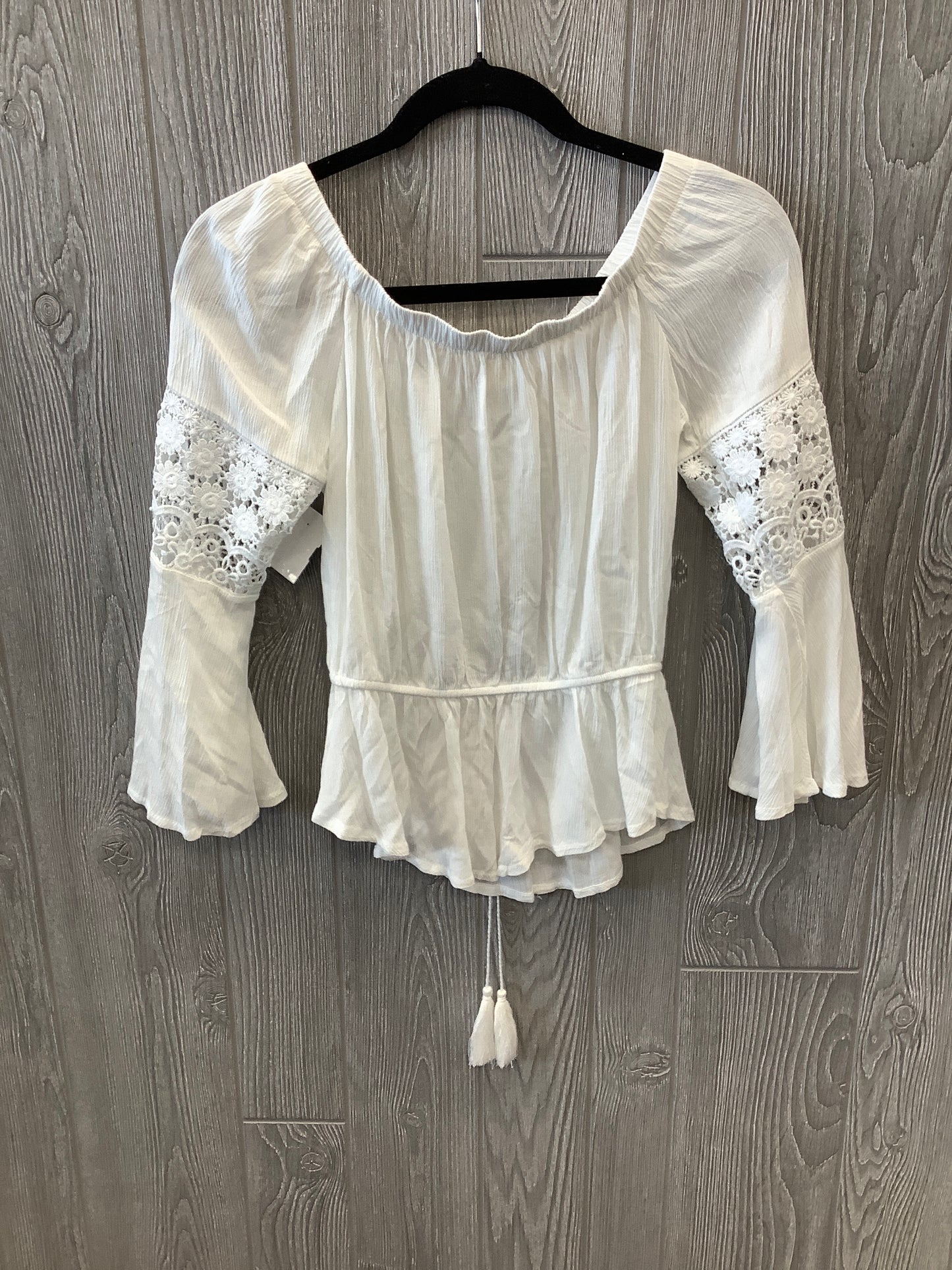 Top Long Sleeve By Clothes Mentor In White, Size: S