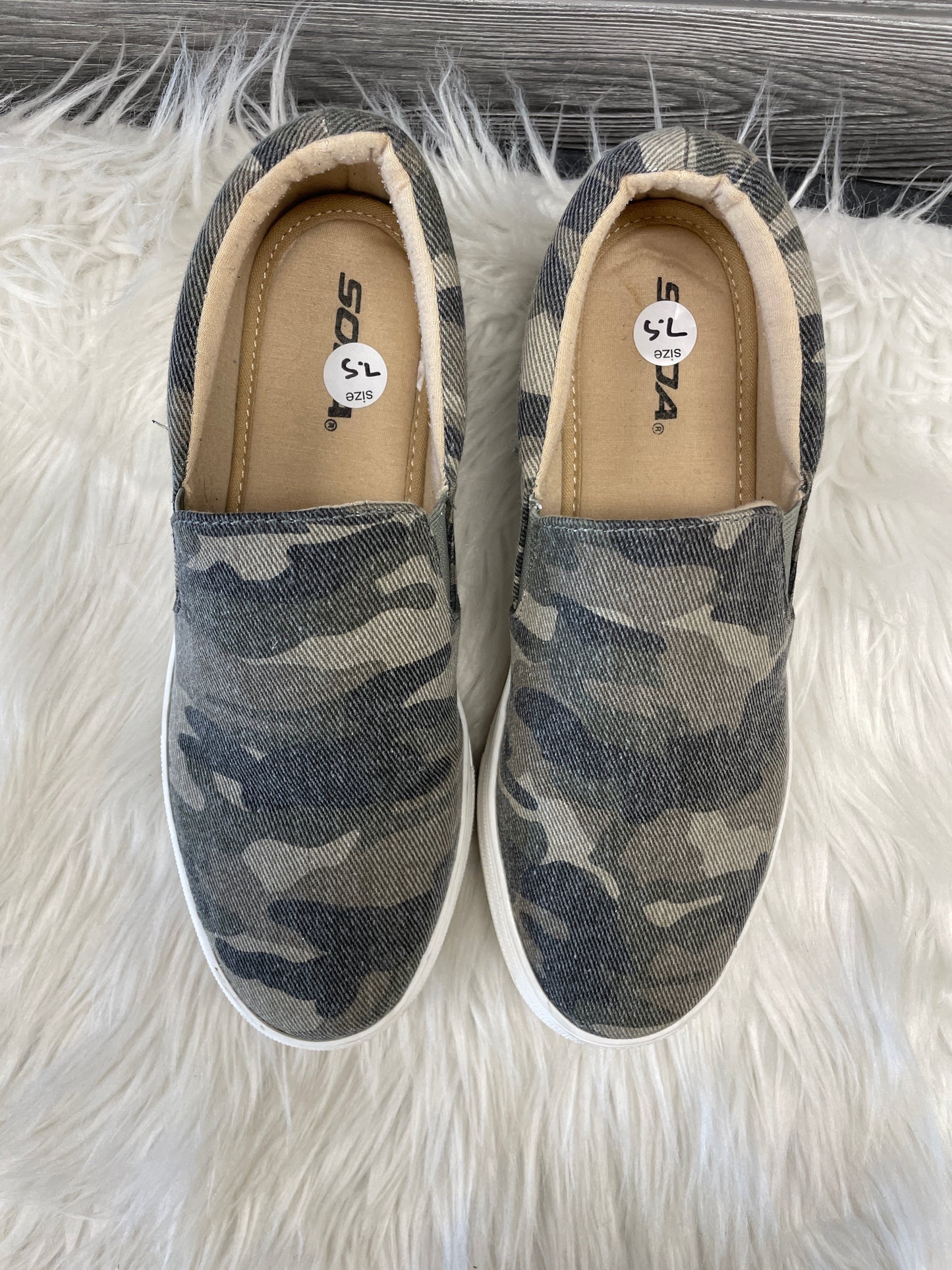 Shoes Flats By Soda In Camouflage Print, Size: 7.5