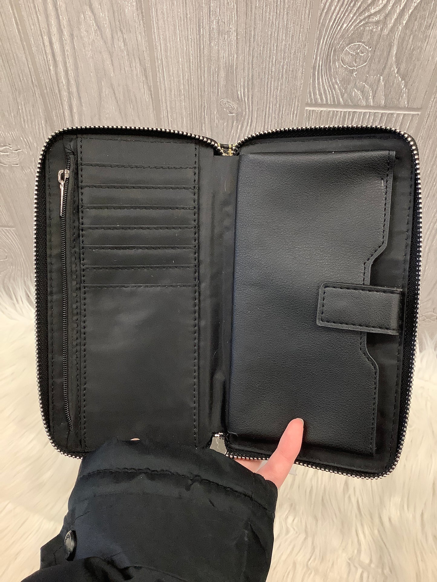 Wallet By Clothes Mentor, Size: Medium