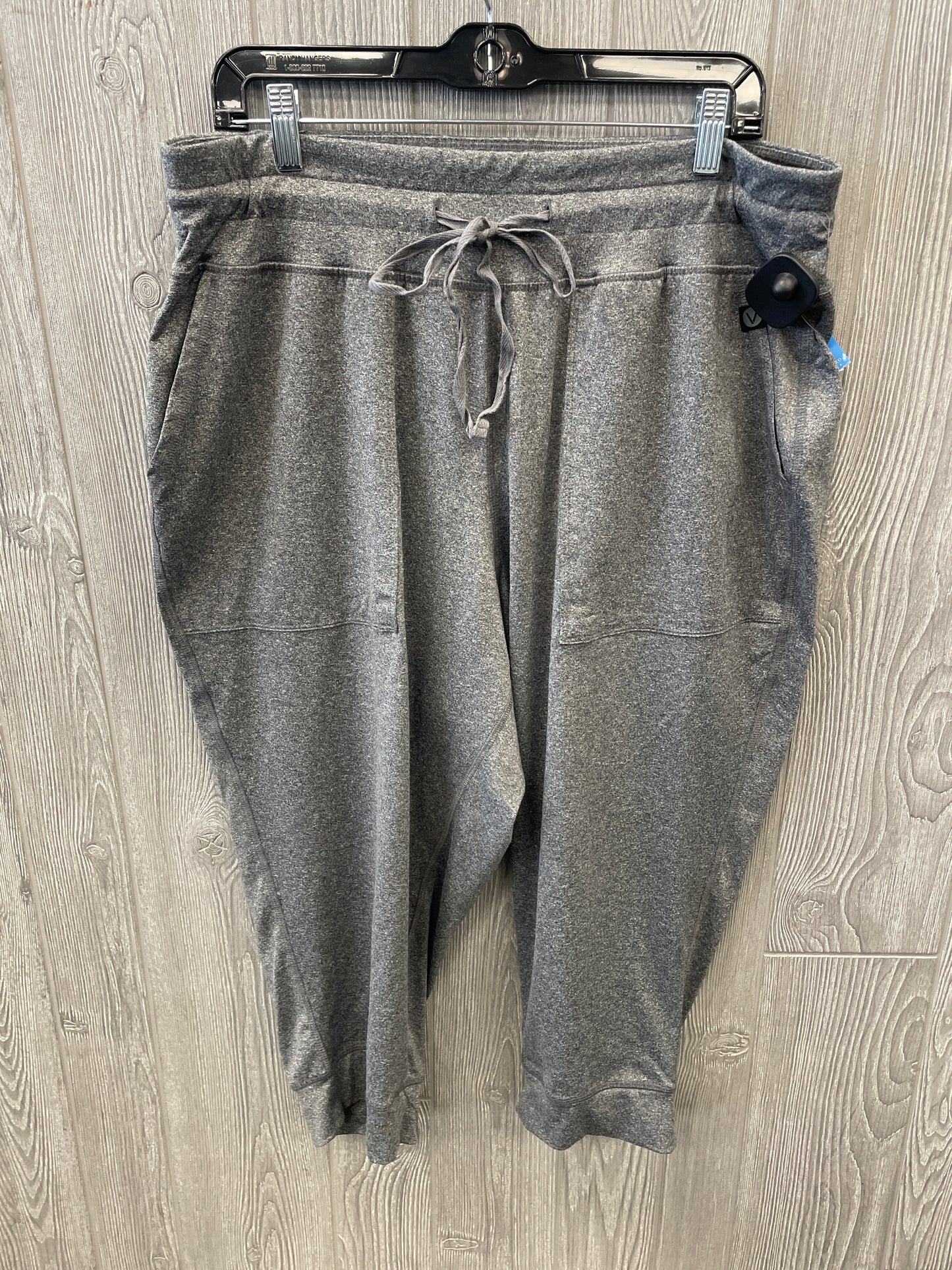 Athletic Capris By Livi Active In Grey, Size: 3x