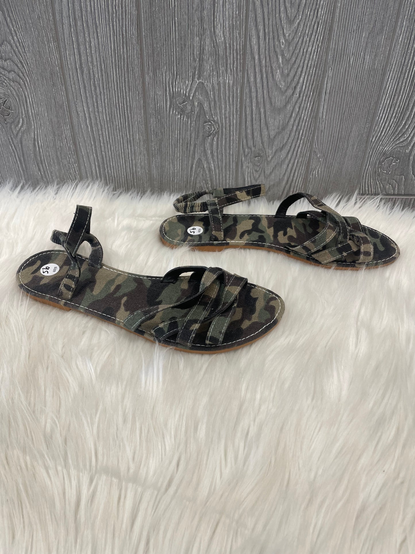 Sandals Flats By Clothes Mentor In Camouflage Print, Size: 9.5