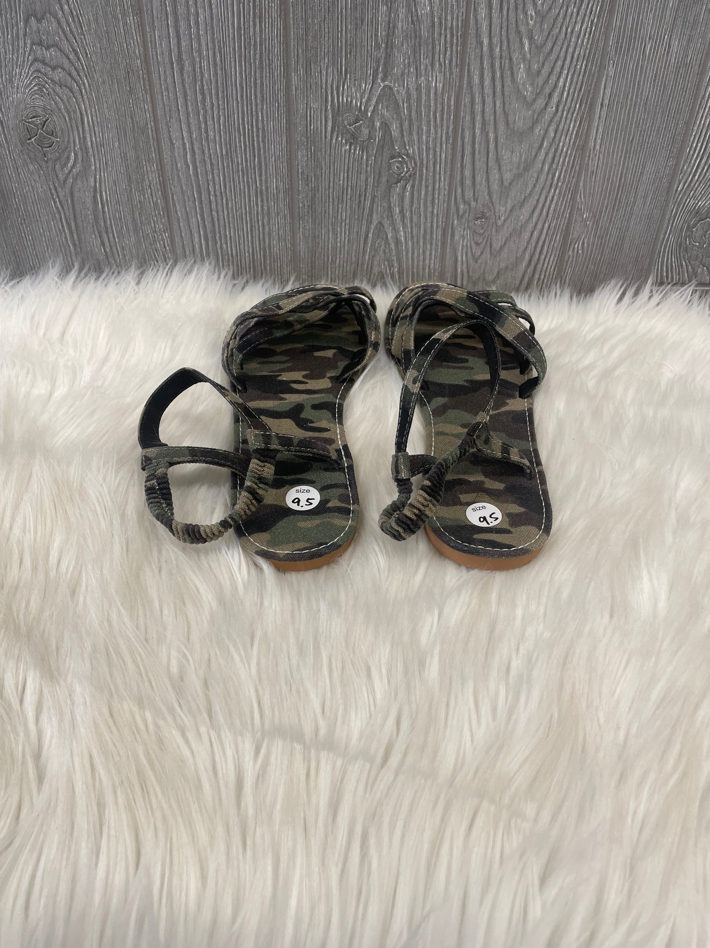 Sandals Flats By Clothes Mentor In Camouflage Print, Size: 9.5