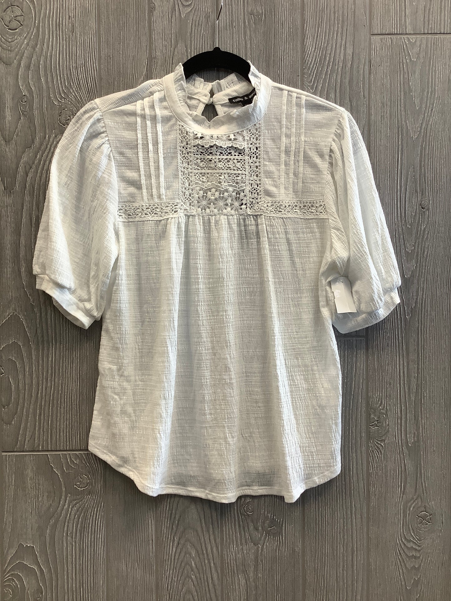 Top Short Sleeve By Cable And Gauge In White, Size: M