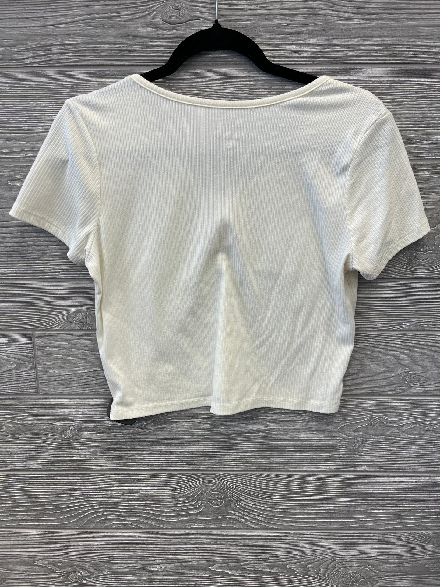 Top Short Sleeve By Clothes Mentor In Cream, Size: M