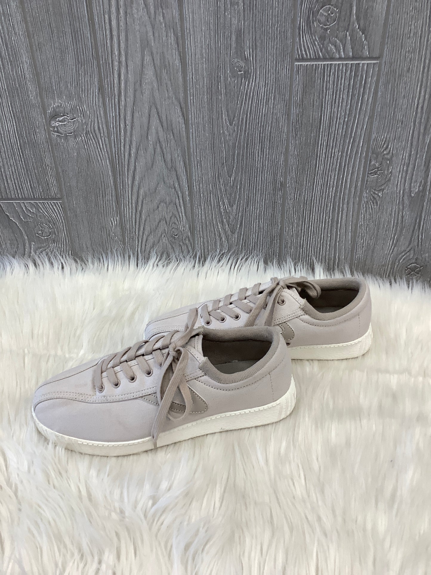 Shoes Sneakers By Clothes Mentor In Beige, Size: 8