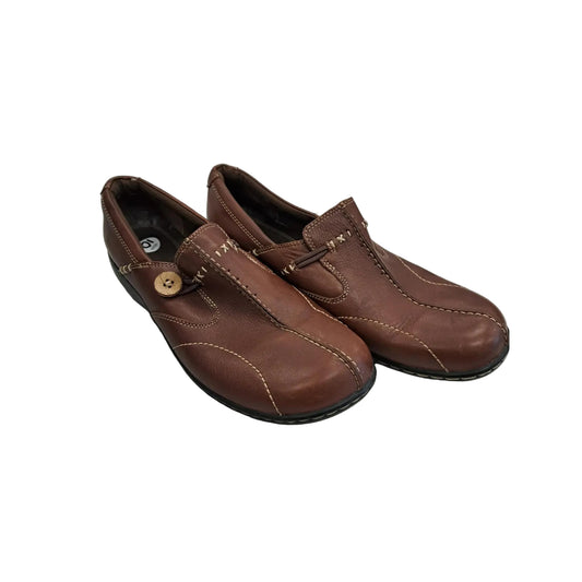 Shoes Flats By Clarks In Brown, Size: 10