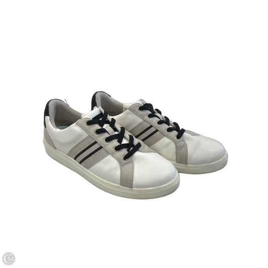 Shoes Sneakers By Bzees In Grey & White, Size: 9