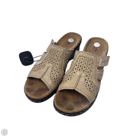 Sandals Flats By Clarks In Brown, Size: 10