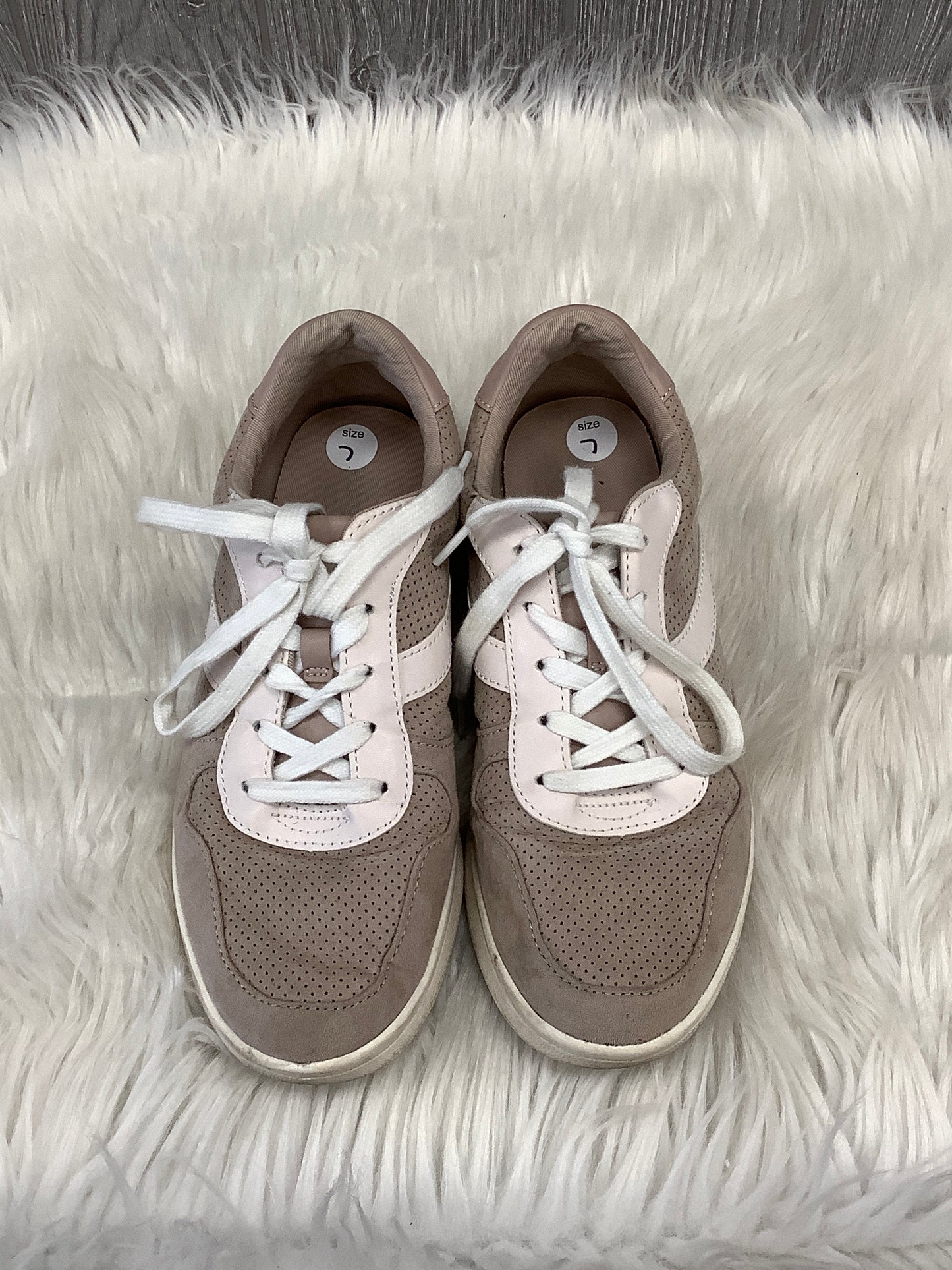 Shoes Sneakers By Old Navy  Size: 7