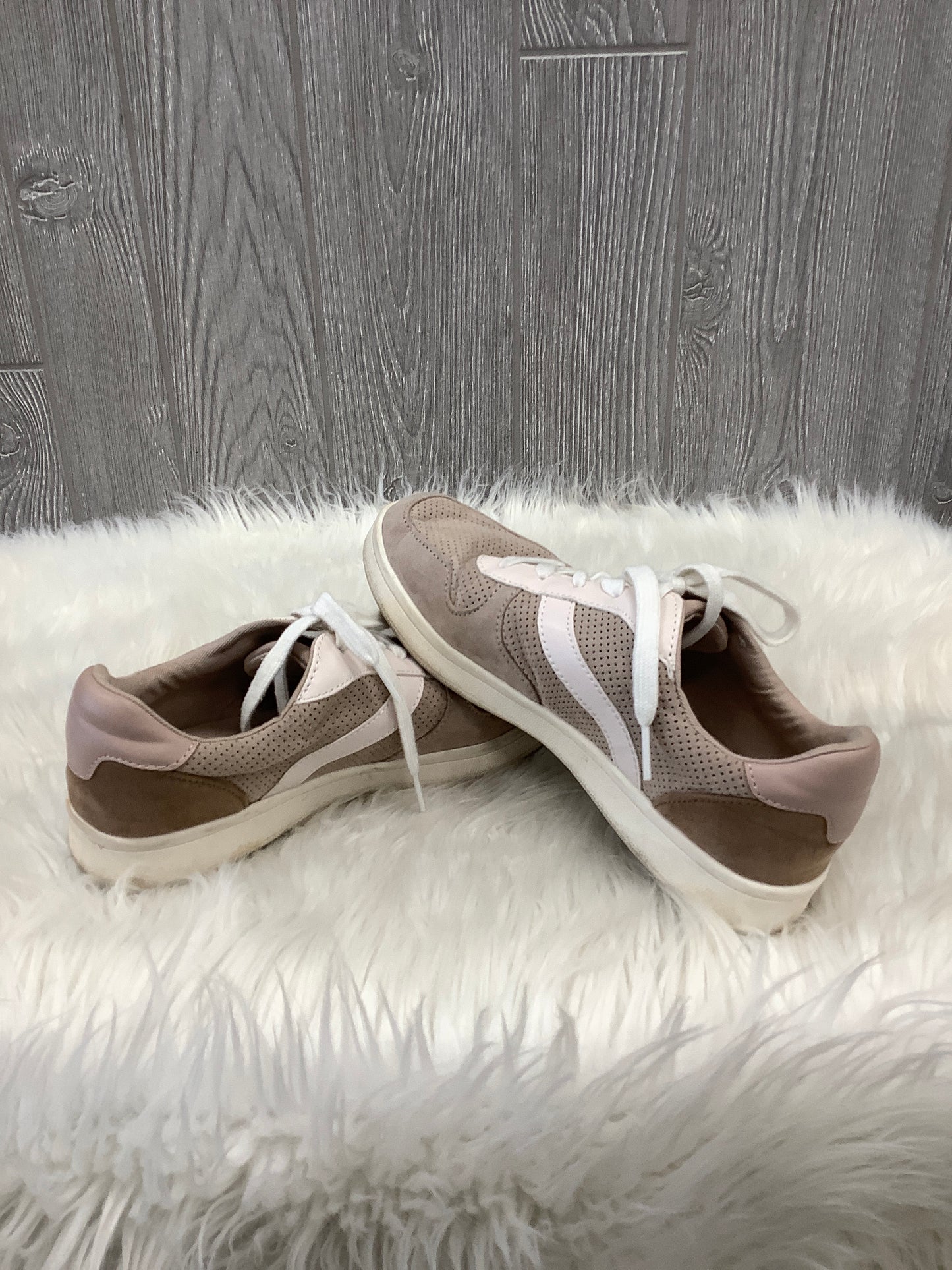 Shoes Sneakers By Old Navy  Size: 7