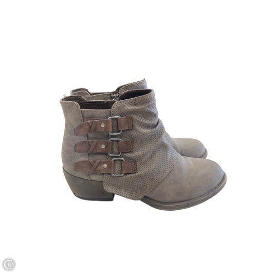 Boots Ankle Flats By Clothes Mentor In Grey, Size: 7.5