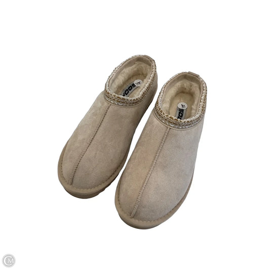 Shoes Flats By Soda In Beige, Size: 9