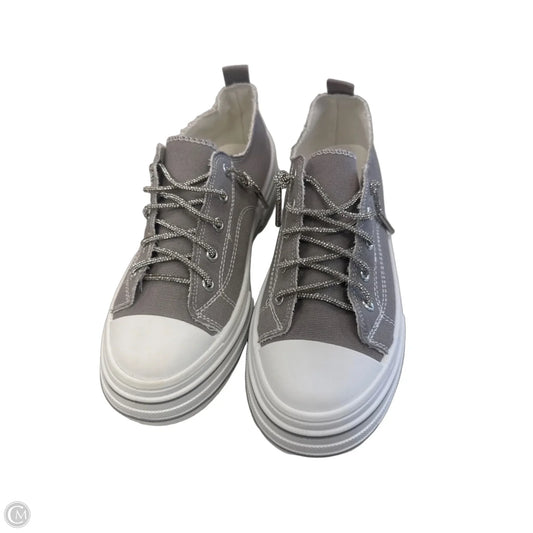 Shoes Flats By Very G In Grey, Size: 8.5