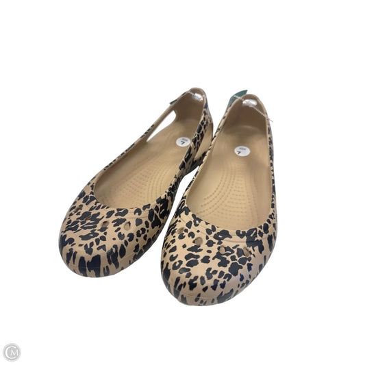 Shoes Flats By Crocs In Animal Print, Size: 7