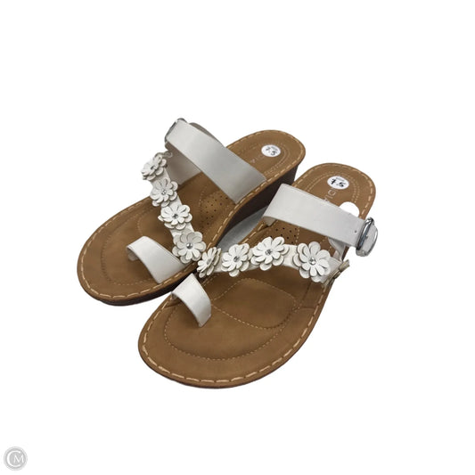 Sandals Flats By Clothes Mentor In White, Size: 7.5