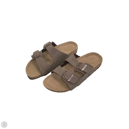 Sandals Flats By Clothes Mentor In Brown, Size: 8.5
