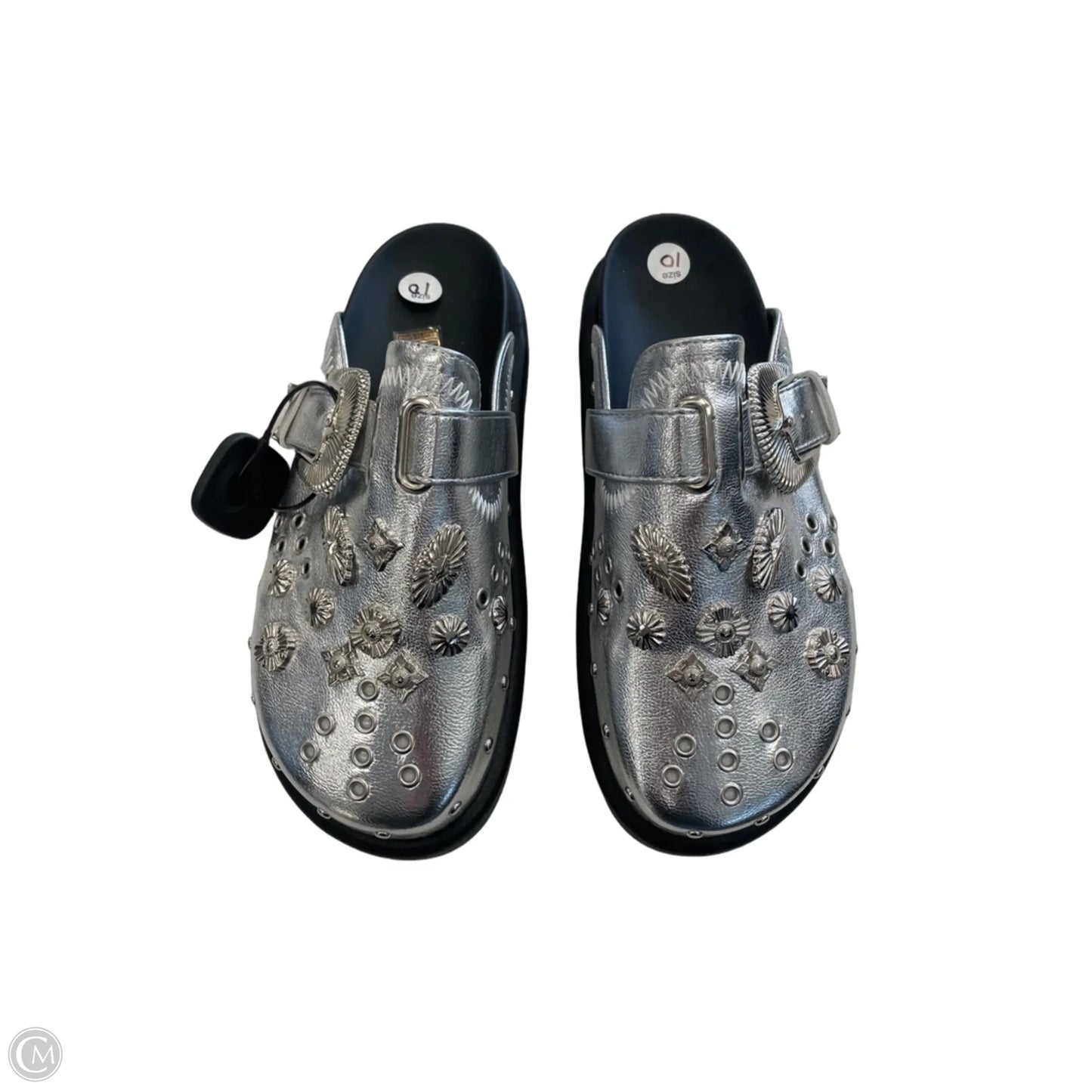 Shoes Flats By Clothes Mentor In Silver, Size: 10